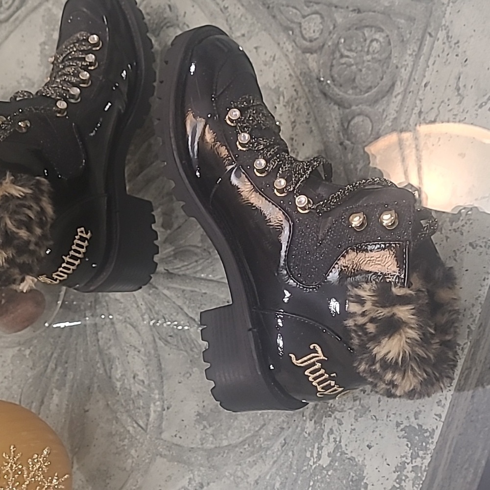 Juicy Couture Women's Indulgence Boots Faux Leather Lug Sole Embroidered 7.5M - Picture 4 of 10